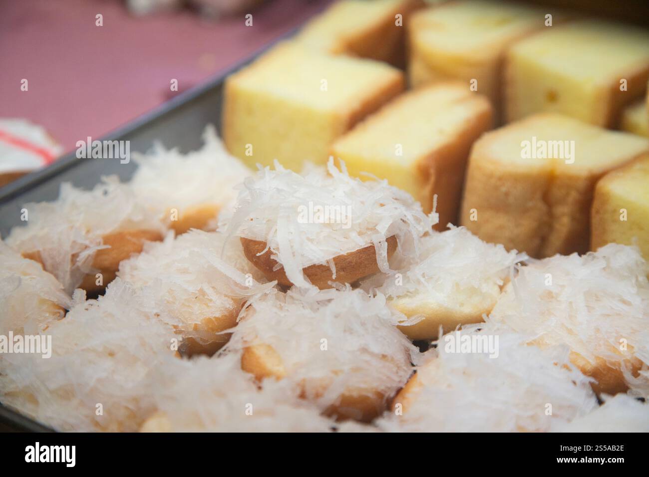 Les bonbons traditionnels se trouvent avec des empanadas, des cocadas, des mamones sur le marché alimentaire d'Oaxaca. Banque D'Images