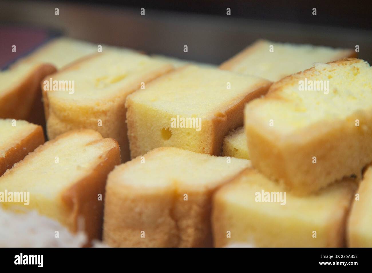 Les bonbons traditionnels se trouvent avec des empanadas, des cocadas, des mamones sur le marché alimentaire d'Oaxaca. Banque D'Images