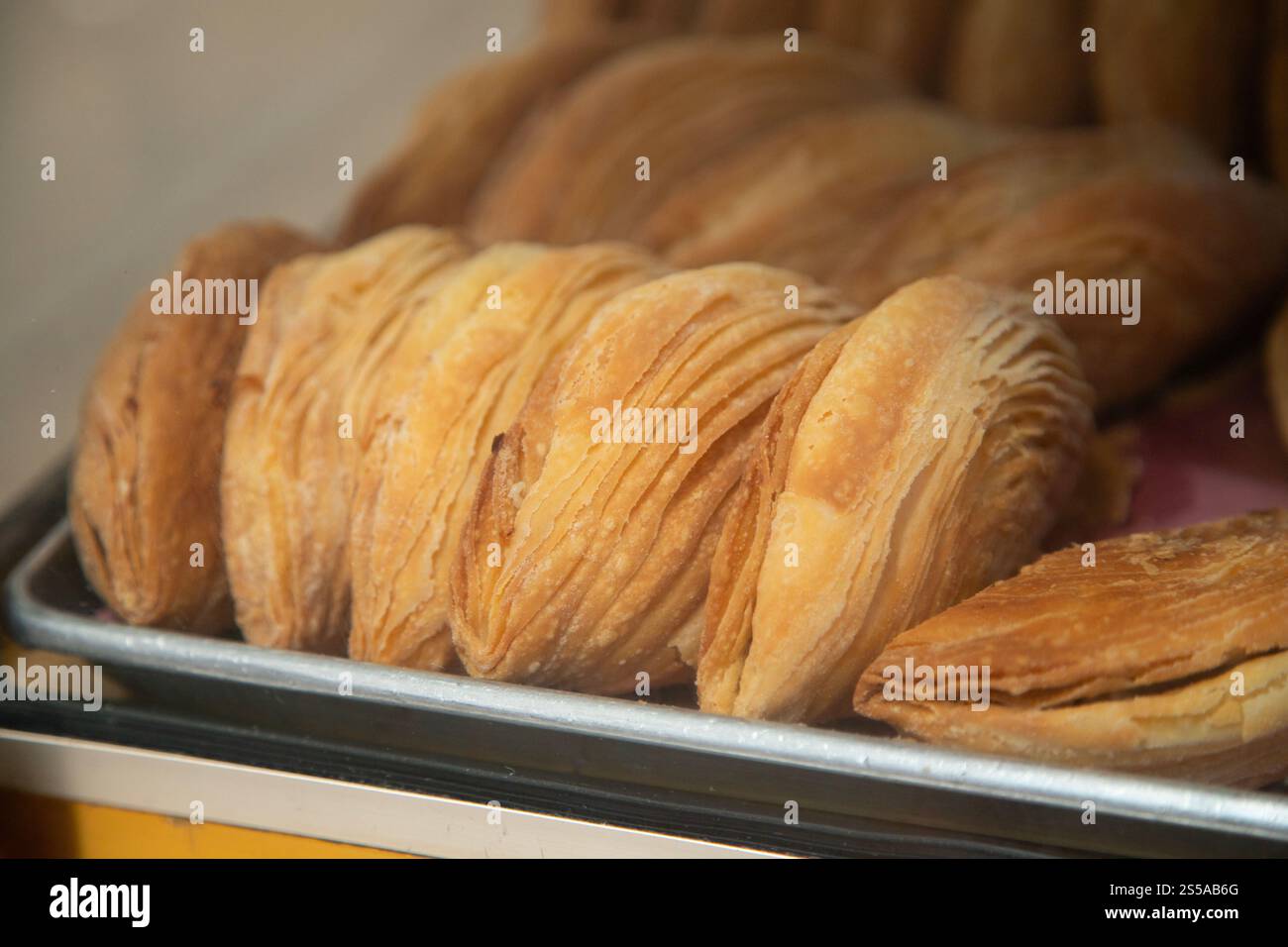 Les bonbons traditionnels se trouvent avec des empanadas, des cocadas, des mamones sur le marché alimentaire d'Oaxaca. Banque D'Images
