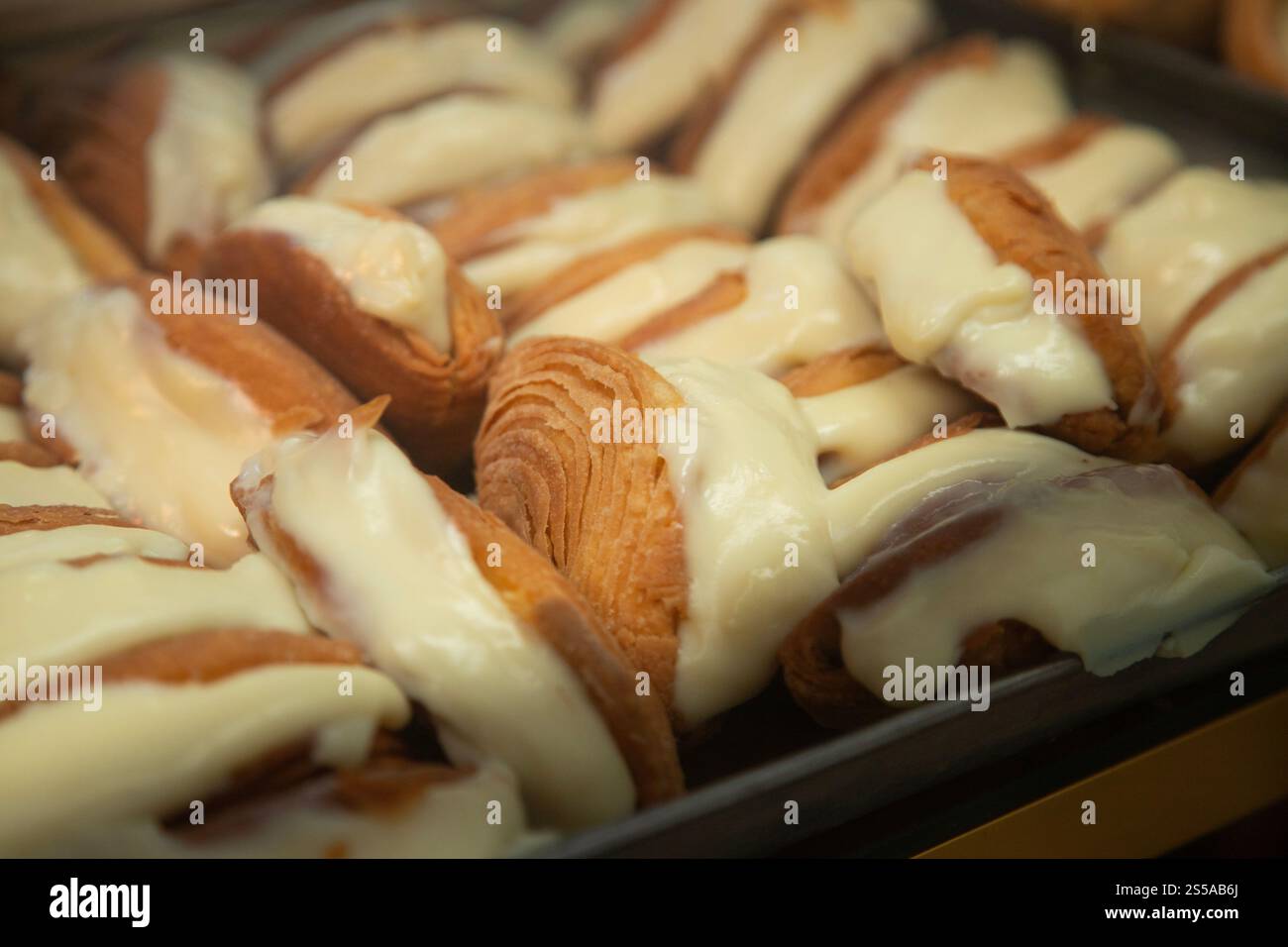 Les bonbons traditionnels se trouvent avec des empanadas, des cocadas, des mamones sur le marché alimentaire d'Oaxaca. Banque D'Images