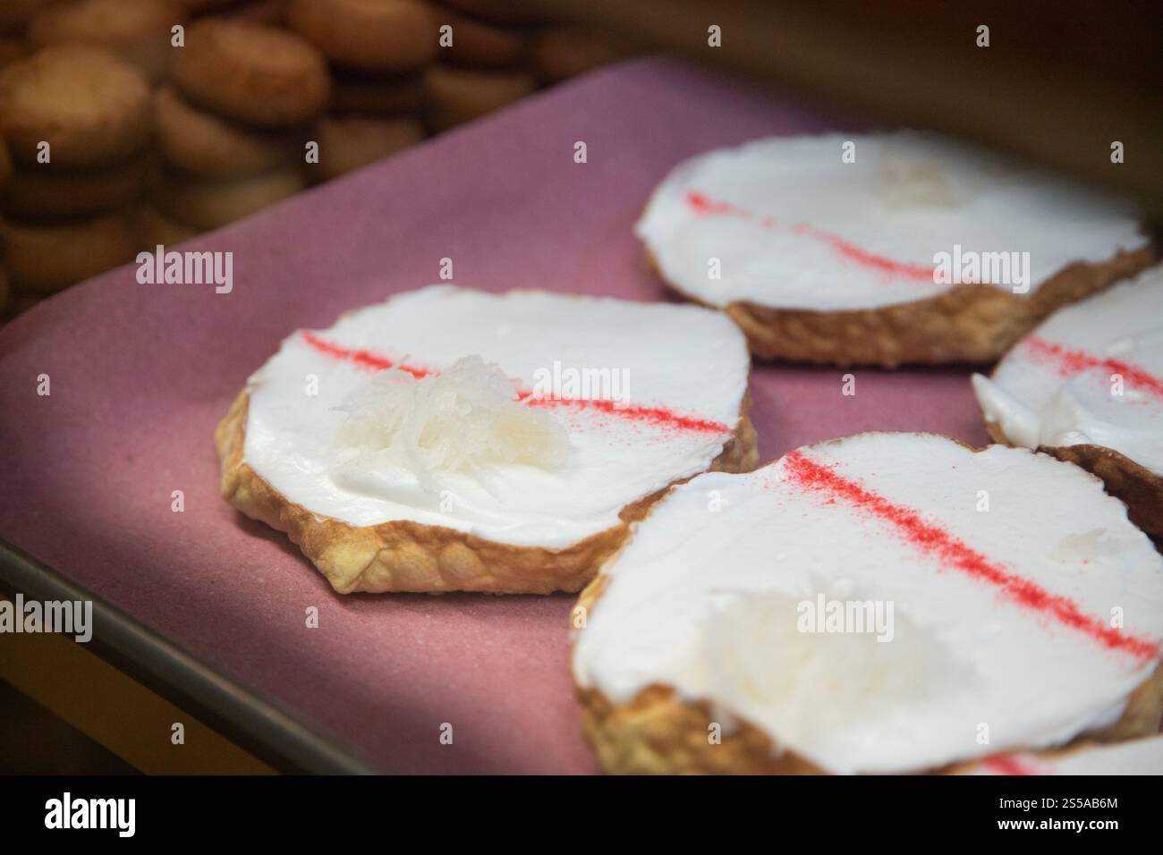 Les bonbons traditionnels se trouvent avec des empanadas, des cocadas, des mamones sur le marché alimentaire d'Oaxaca. Banque D'Images