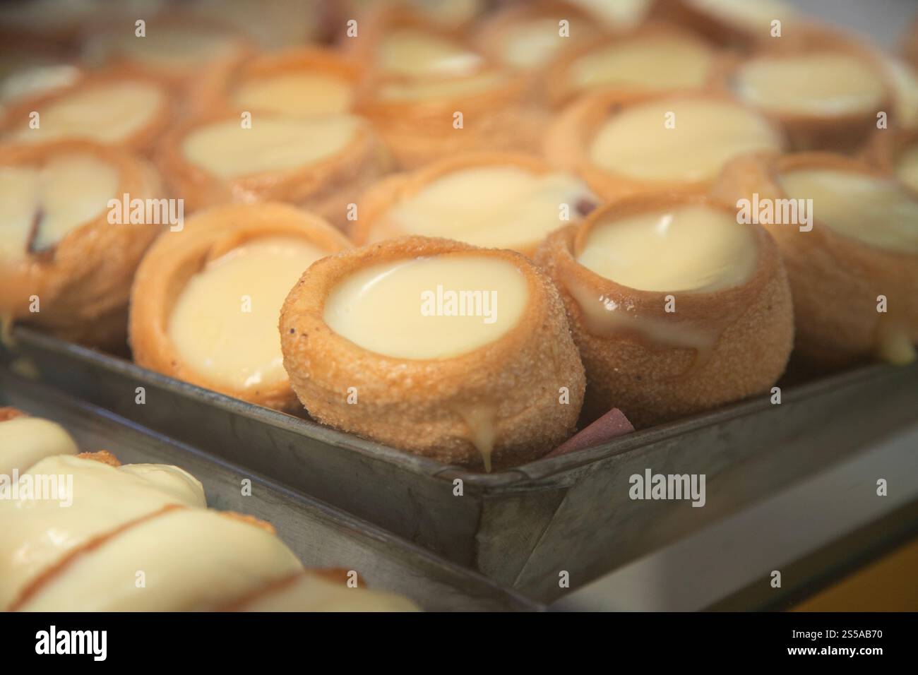 Les bonbons traditionnels se trouvent avec des empanadas, des cocadas, des mamones sur le marché alimentaire d'Oaxaca. Banque D'Images