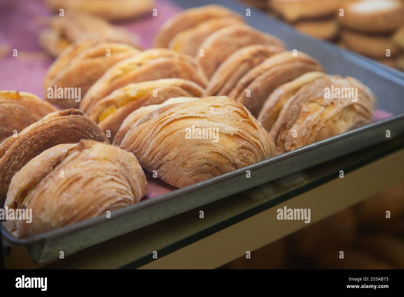 Les bonbons traditionnels se trouvent avec des empanadas, des cocadas, des mamones sur le marché alimentaire d'Oaxaca. Banque D'Images