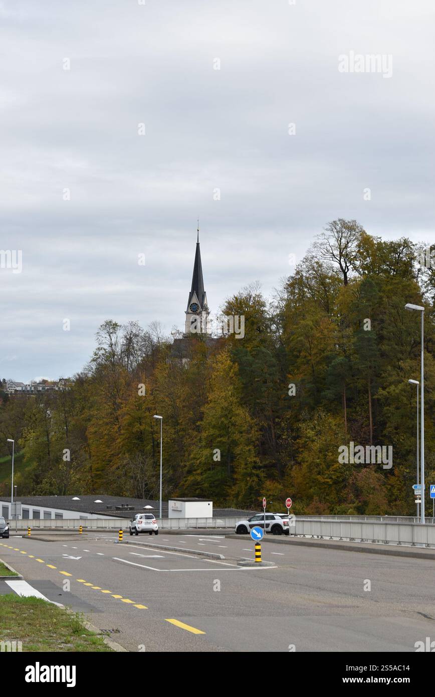 Photo d'une rue calme avec un mouvement bas avec une église en arrière-plan derrière des arbres Banque D'Images