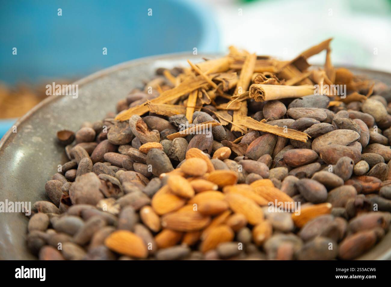Machines produisant du cacao mexicain au marché Abastos à Oaxaca, Mexique. Banque D'Images