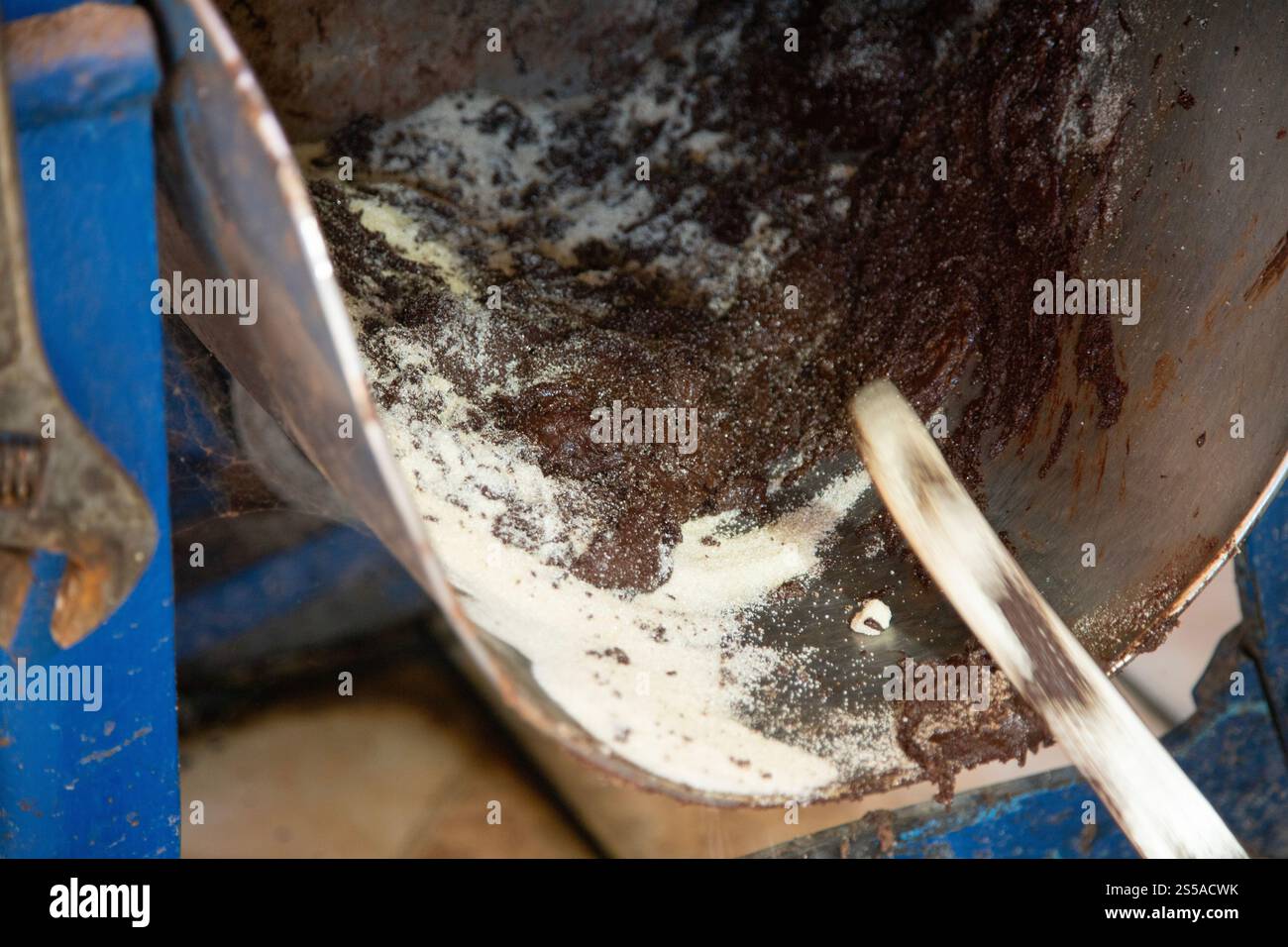 Machines produisant du cacao mexicain au marché Abastos à Oaxaca, Mexique. Banque D'Images