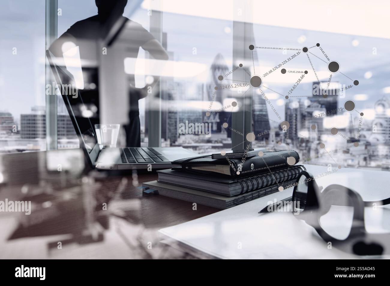 double exposition de documents d'affaires sur la table de bureau avec téléphone intelligent et tablette numérique et londres ville floue la vue et l'homme pensant dans le Banque D'Images