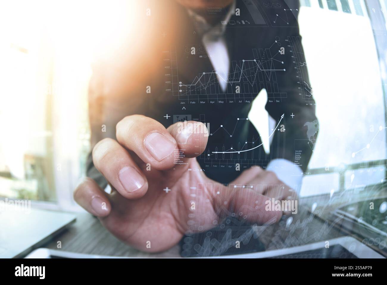 Close up of businessman part travailler avec l'interface numérique et financière les principaux indicateurs de rendement comme concept Banque D'Images