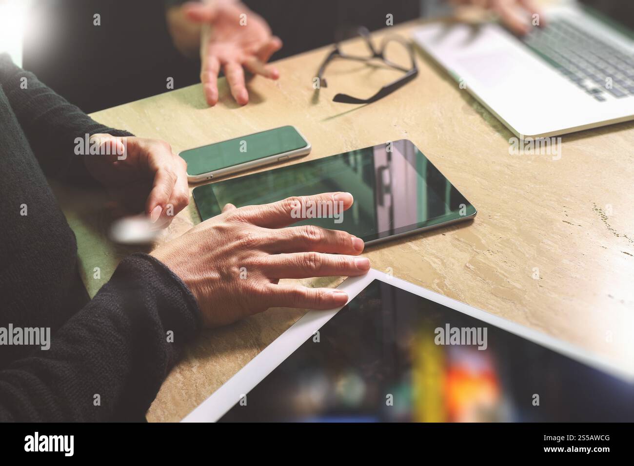Réunion de l'équipe d'affaires présente. Investisseur professionnel photo travaillant avec un nouveau projet de démarrage. Réunion des directeurs financiers. Ordinateur portable tablette numérique Banque D'Images