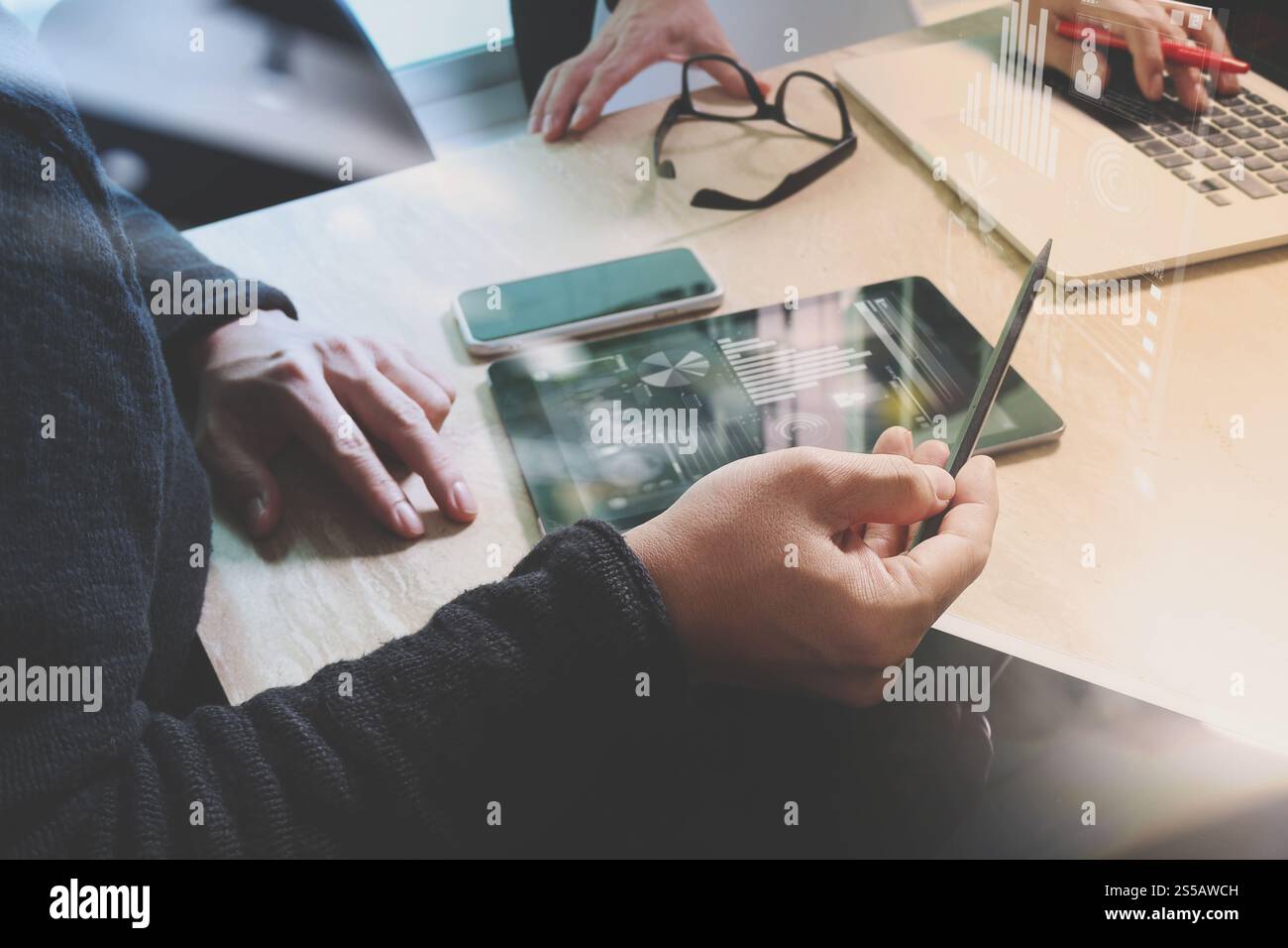 Réunion de l'équipe d'affaires présente. Investisseur professionnel photo travaillant avec un nouveau projet de démarrage. Réunion des directeurs financiers. Ordinateur portable tablette numérique Banque D'Images