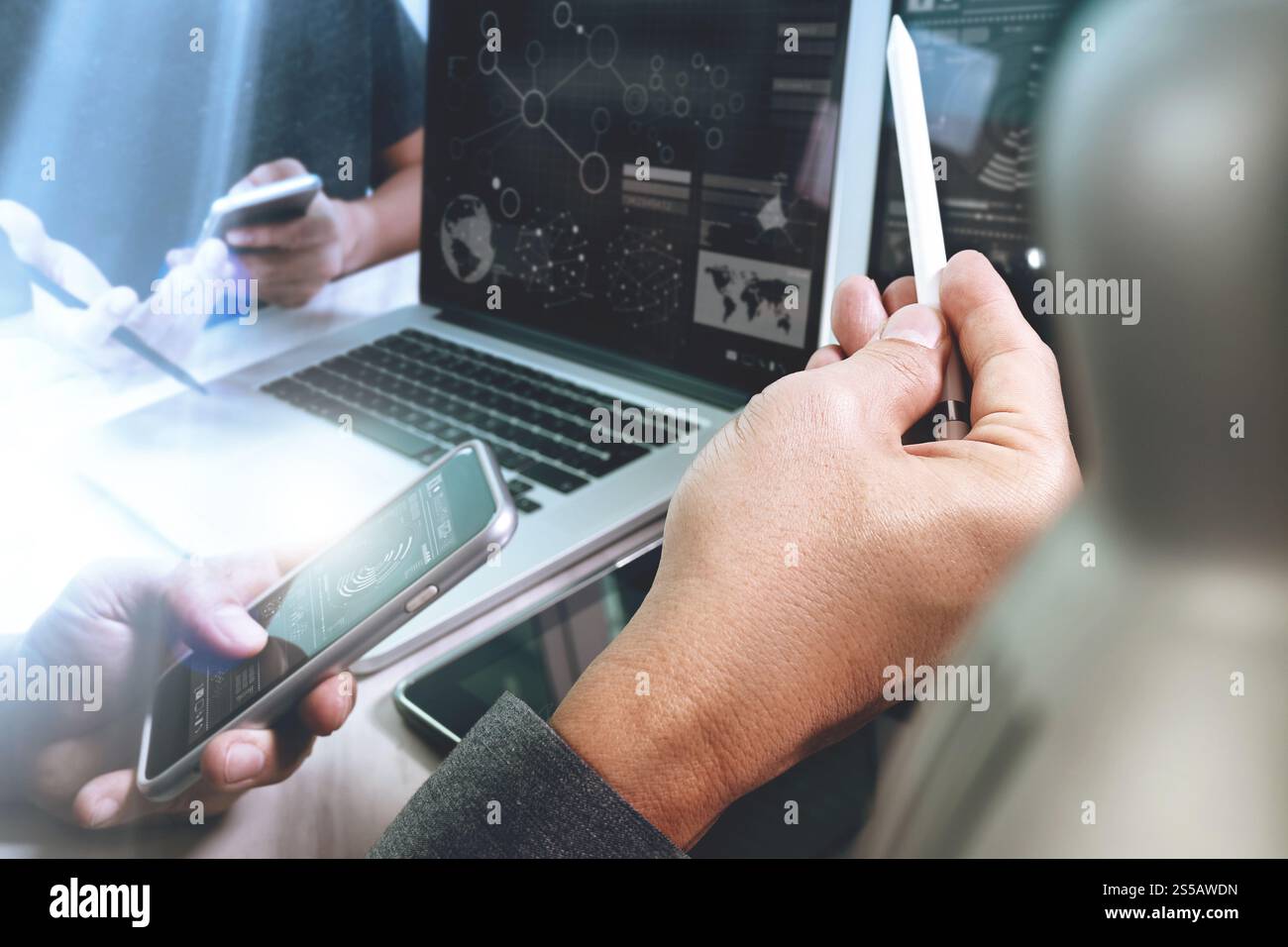 Réunion de l'équipe d'affaires présente. Investisseur professionnel photo travaillant avec un nouveau projet de démarrage. Réunion des directeurs financiers. Ordinateur portable tablette numérique Banque D'Images