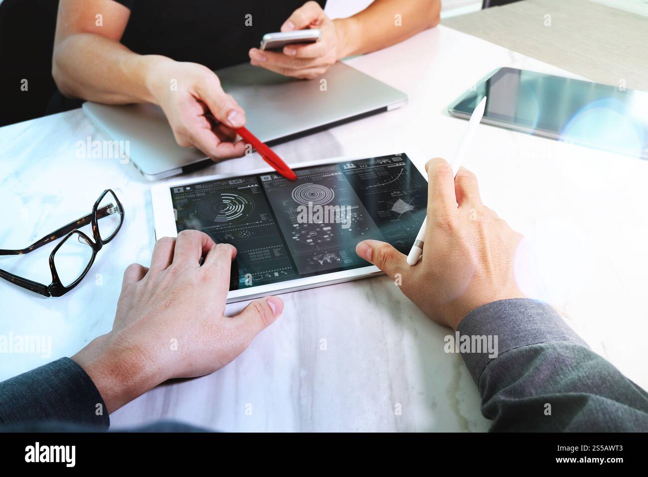 Réunion de l'équipe d'affaires présente. Investisseur professionnel photo travaillant avec un nouveau projet de démarrage. Réunion des directeurs financiers. Ordinateur portable tablette numérique Banque D'Images