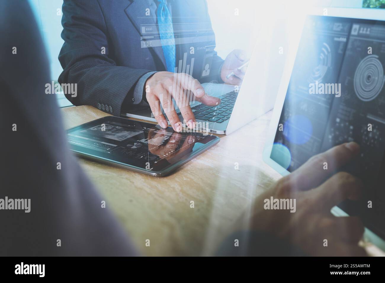 Réunion de l'équipe d'affaires présente. Investisseur professionnel photo travaillant avec un nouveau projet de démarrage. Réunion des directeurs financiers. Ordinateur portable tablette numérique Banque D'Images