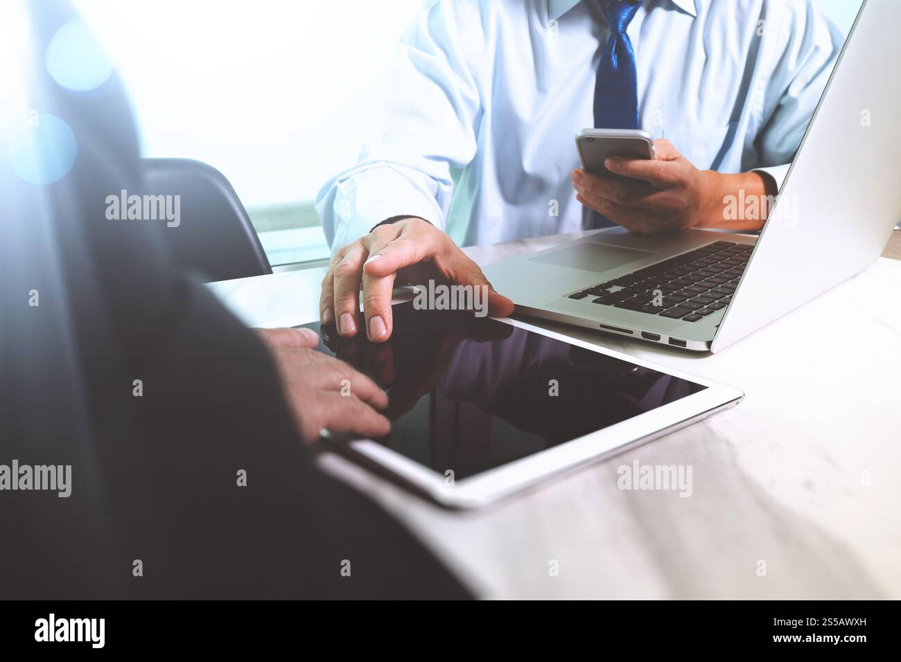 Réunion de l'équipe d'affaires présente. Investisseur professionnel photo travaillant avec un nouveau projet de démarrage. Réunion des directeurs financiers. Ordinateur portable tablette numérique Banque D'Images