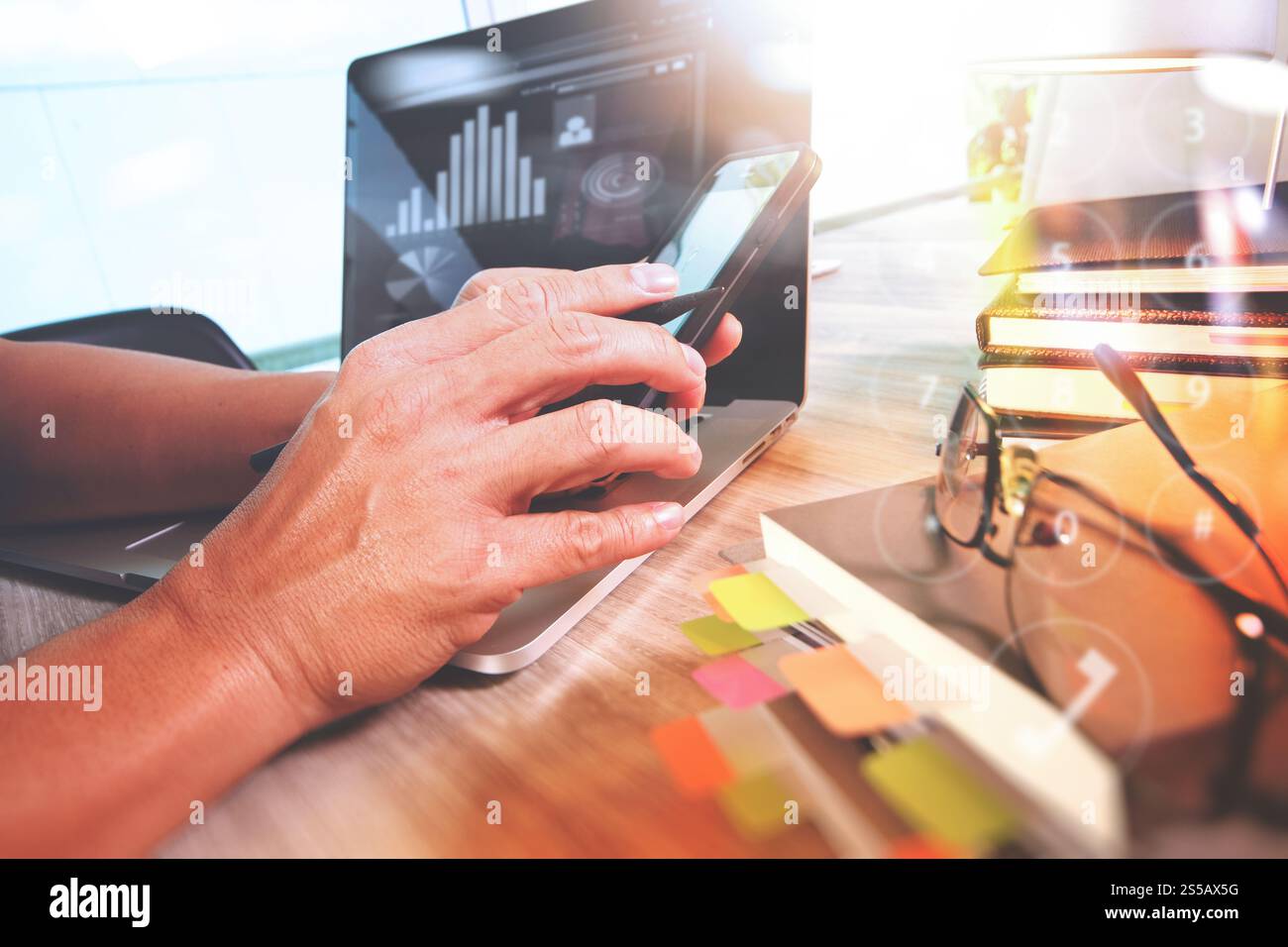 Concepteur de site web et smartphone tablette numérique de travail et la conception numérique schéma sur un bureau en bois comme concept Banque D'Images