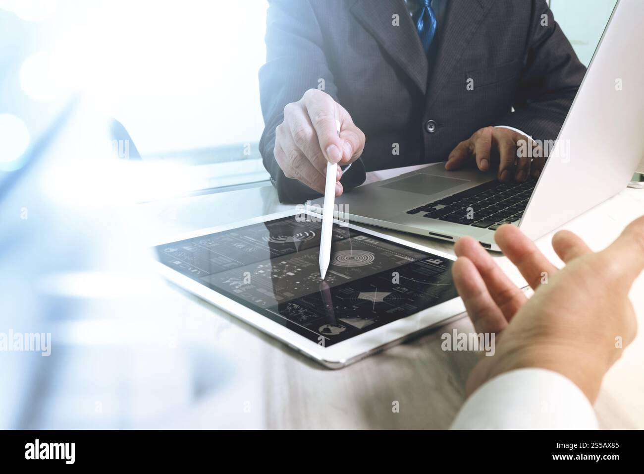 Réunion de l'équipe d'affaires présente. Investisseur professionnel photo travaillant avec un nouveau projet de démarrage. Réunion des directeurs financiers. Ordinateur portable tablette numérique Banque D'Images