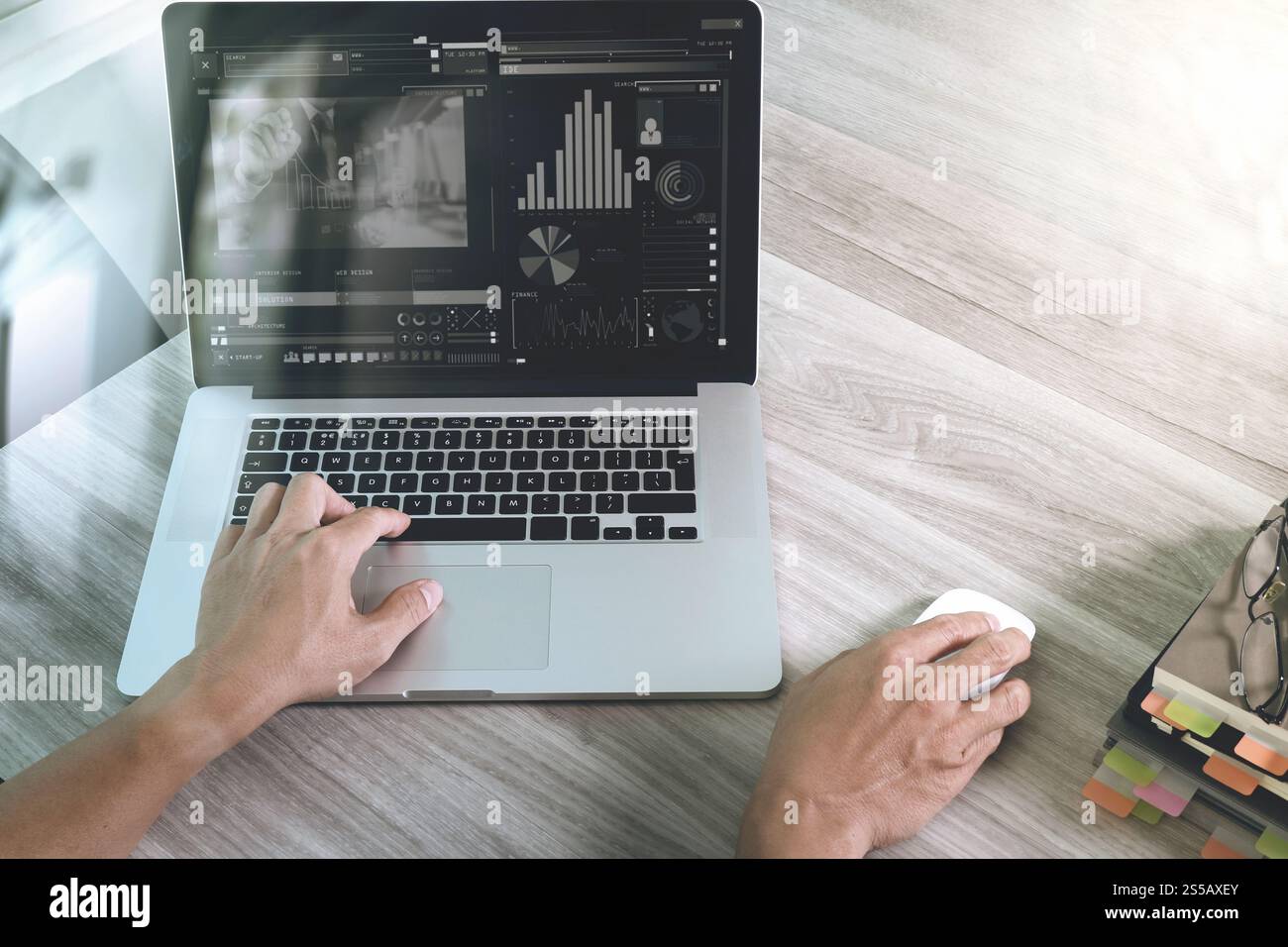 Concepteur de site web part assister à la visioconférence avec laptop computer at desk in office Banque D'Images
