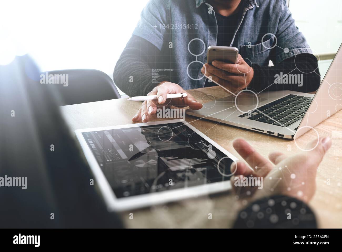 Réunion de l'équipe d'affaires présente. Investisseur professionnel photo travaillant avec un nouveau projet de démarrage. Réunion des directeurs financiers. Ordinateur portable tablette numérique Banque D'Images