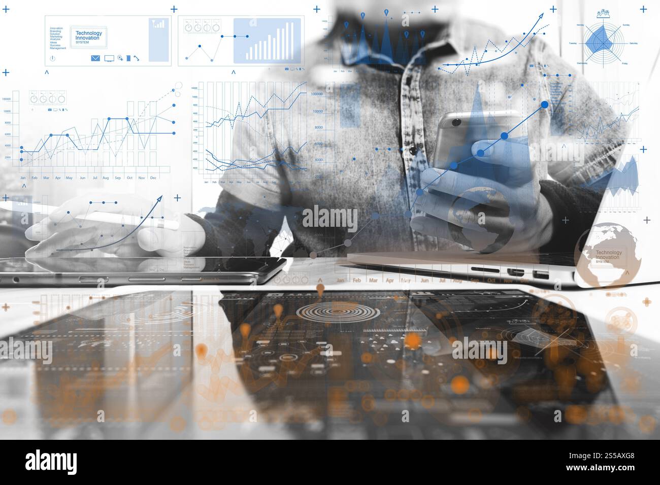 Main designer travaillant en studio de création. En utilisant les ordinateurs portables tablette numérique smart phone.responsive design site web, noir blanc Banque D'Images