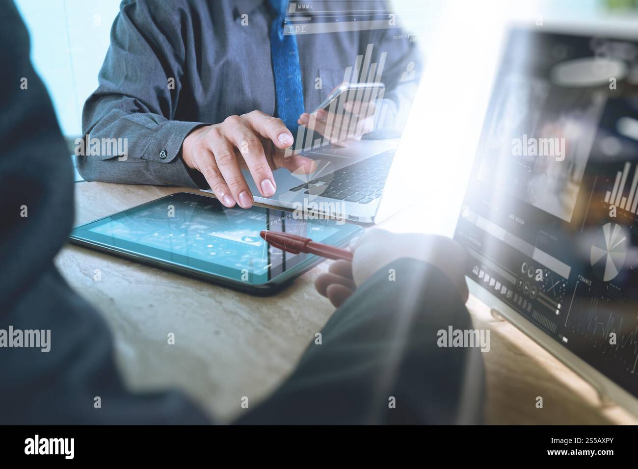 Réunion de l'équipe d'affaires présente. Investisseur professionnel photo travaillant avec un nouveau projet de démarrage. Réunion des directeurs financiers. Ordinateur portable tablette numérique Banque D'Images