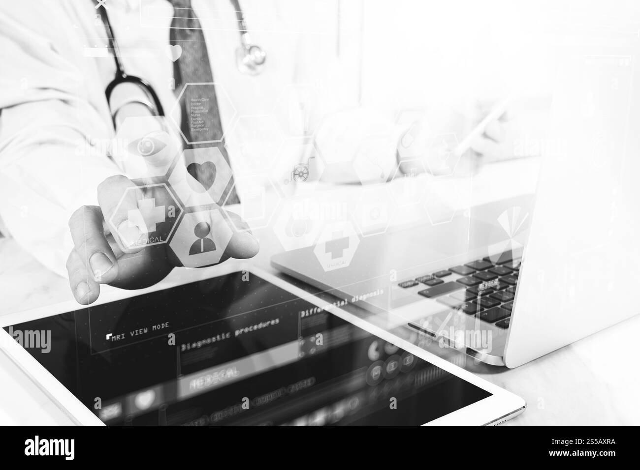 Concept de technologie médicale. Médecin part travailler avec tablette numérique moderne et ordinateur portable avec interface graphique médical, noir blanc Banque D'Images