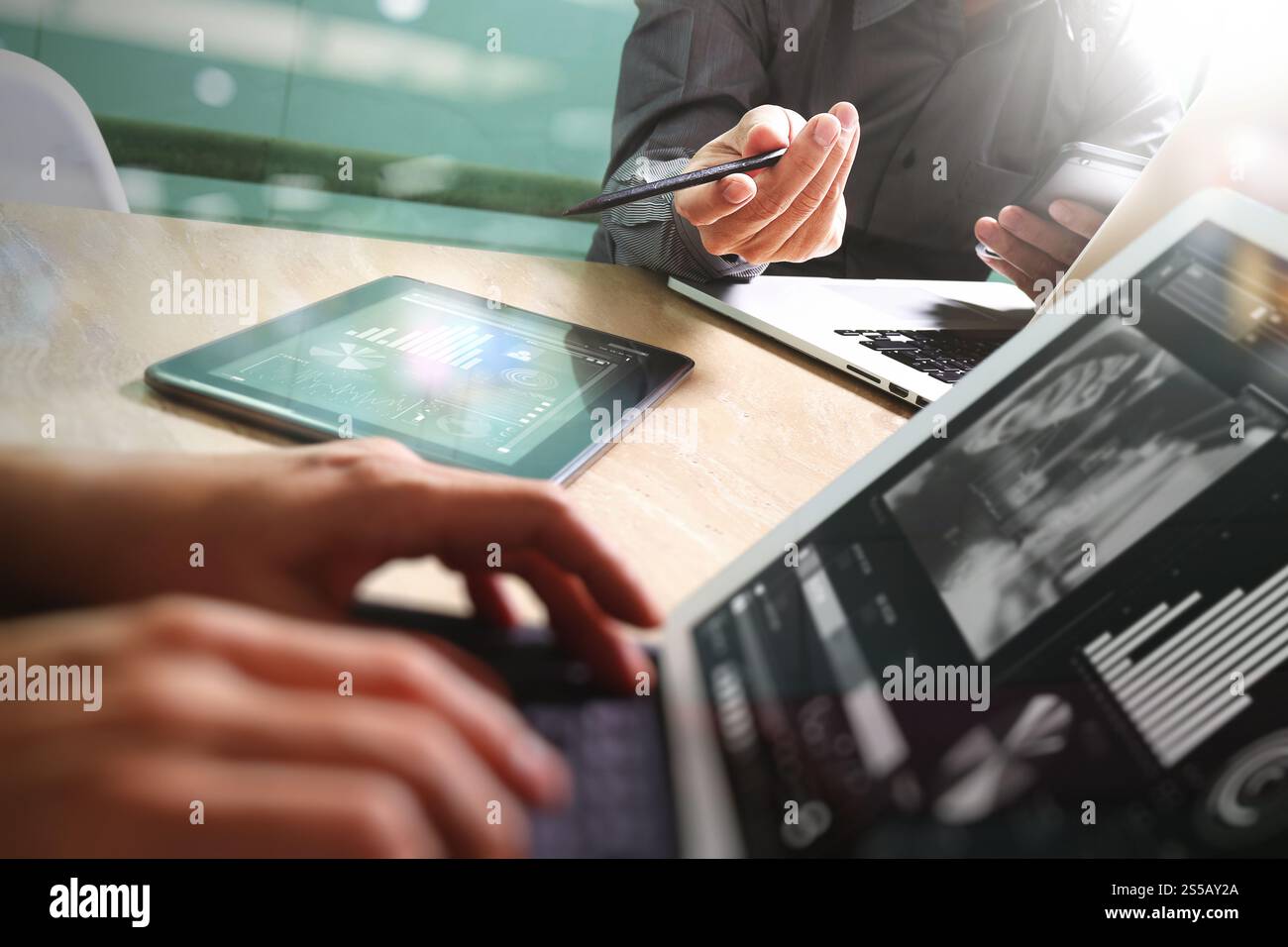 Réunion de l'équipe d'affaires présente. Investisseur professionnel photo travaillant avec un nouveau projet de démarrage. Réunion des directeurs financiers. Ordinateur portable tablette numérique Banque D'Images