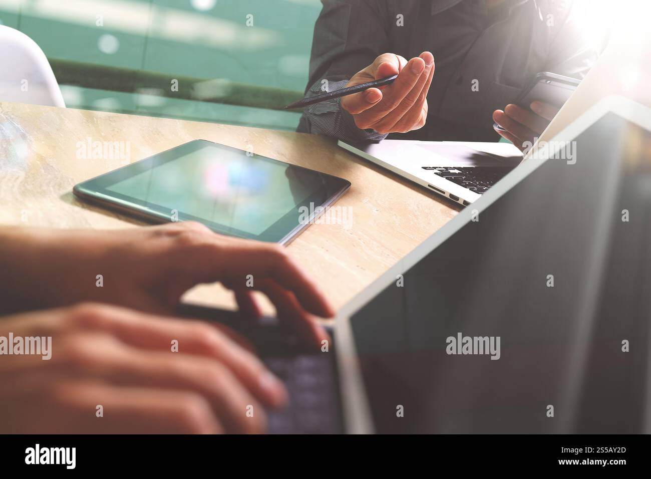 Réunion de l'équipe d'affaires présente. Investisseur professionnel photo travaillant avec un nouveau projet de démarrage. Réunion des directeurs financiers. Ordinateur portable tablette numérique Banque D'Images