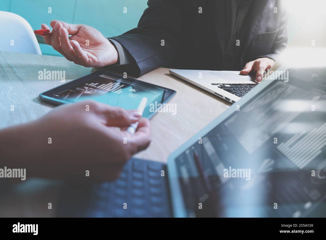 Réunion de l'équipe d'affaires présente. Investisseur professionnel photo travaillant avec un nouveau projet de démarrage. Réunion des directeurs financiers. Ordinateur portable tablette numérique Banque D'Images