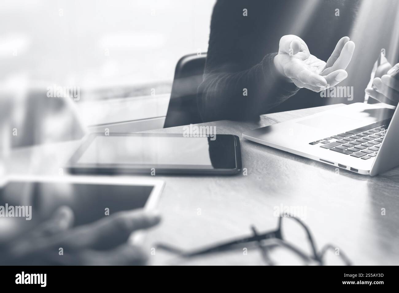 Réunion de l'équipe d'affaires présente. Investisseur professionnel photo travaillant avec un nouveau projet de démarrage. Réunion des directeurs financiers. Ordinateur portable tablette numérique Banque D'Images
