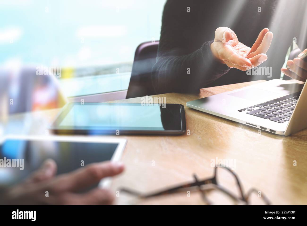 Réunion de l'équipe d'affaires présente. Investisseur professionnel photo travaillant avec un nouveau projet de démarrage. Réunion des directeurs financiers. Ordinateur portable tablette numérique Banque D'Images