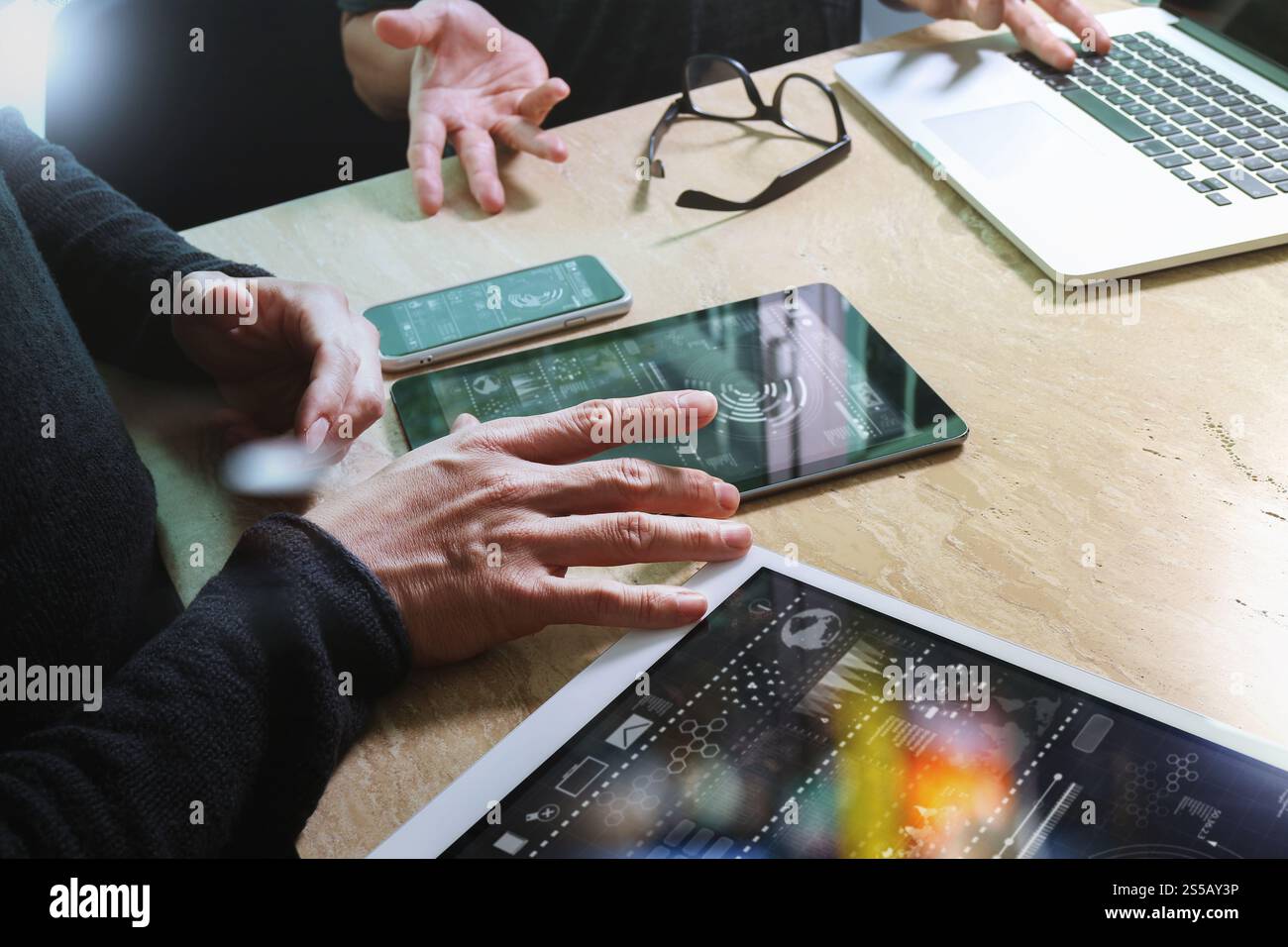 Réunion de l'équipe d'affaires présente. Investisseur professionnel photo travaillant avec un nouveau projet de démarrage. Réunion des directeurs financiers. Ordinateur portable tablette numérique Banque D'Images