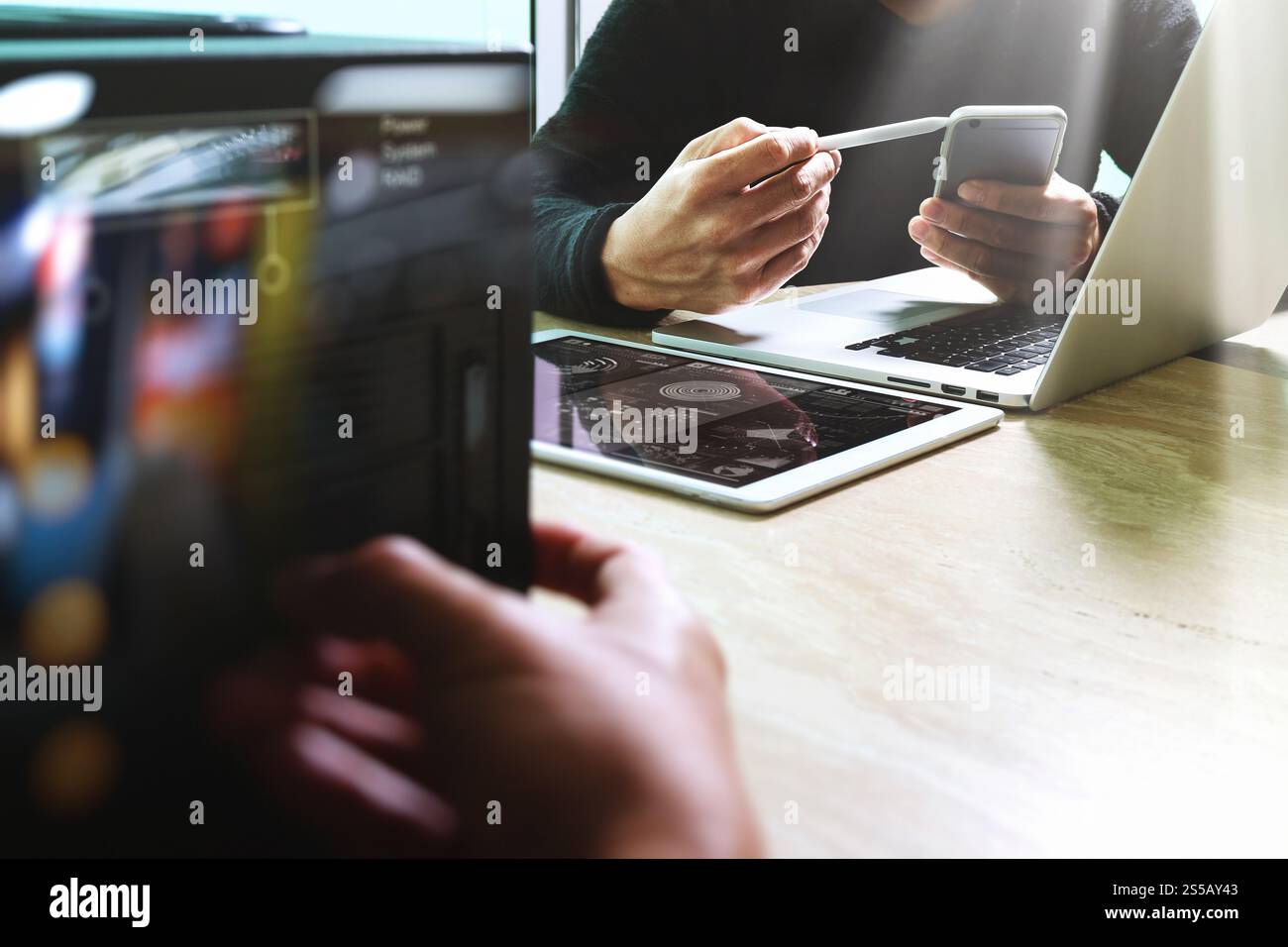Réunion de l'équipe d'affaires présente. Investisseur professionnel photo travaillant avec un nouveau projet de démarrage. Réunion des directeurs financiers. Ordinateur portable tablette numérique Banque D'Images