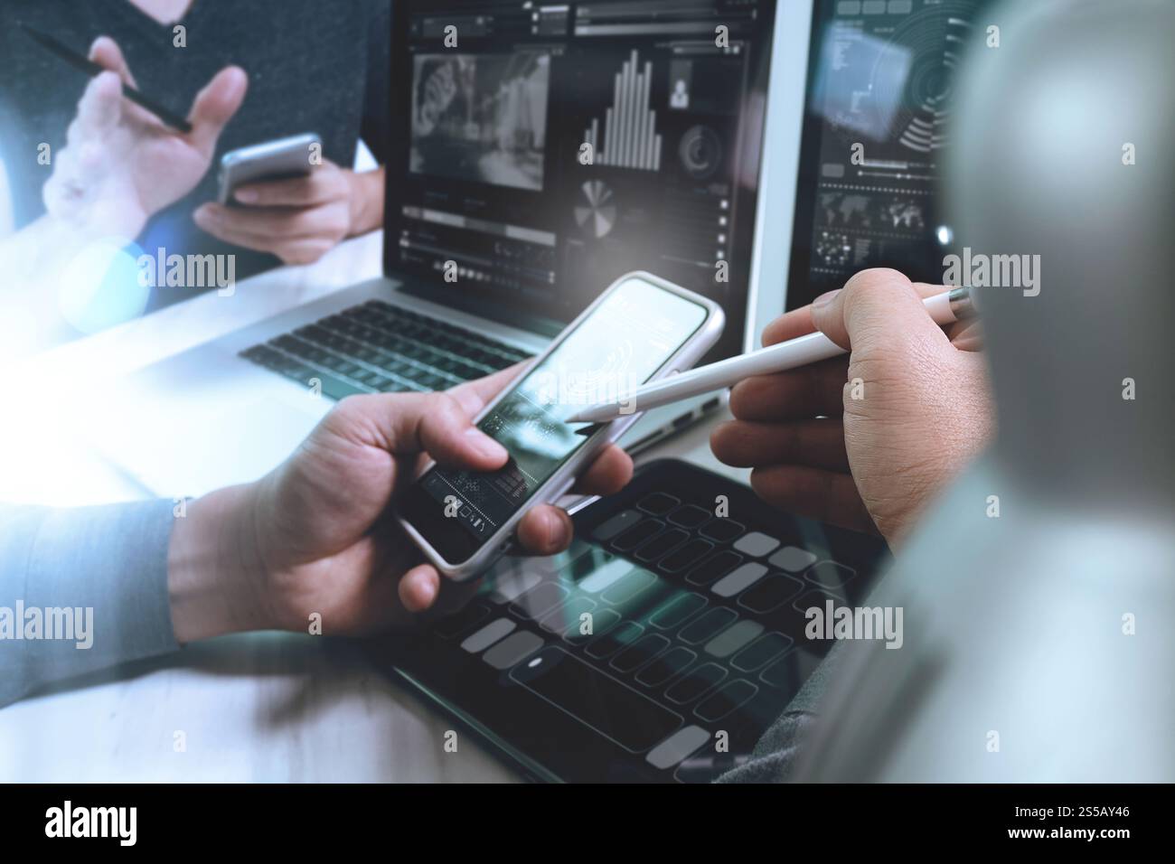 Réunion de l'équipe d'affaires présente. Investisseur professionnel photo travaillant avec un nouveau projet de démarrage. Réunion des directeurs financiers. Ordinateur portable tablette numérique Banque D'Images