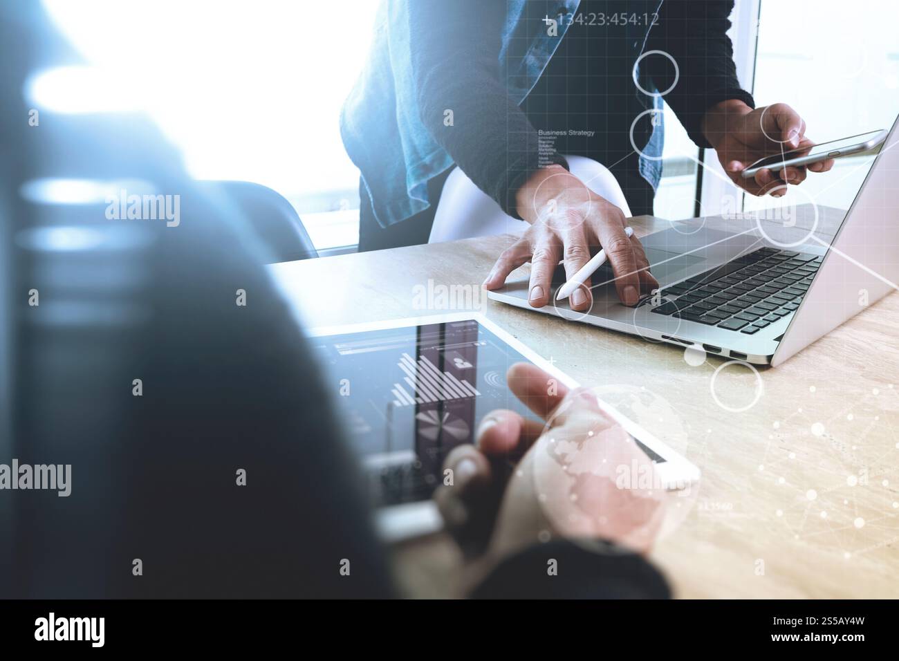 Réunion de l'équipe d'affaires présente. Investisseur professionnel photo travaillant avec un nouveau projet de démarrage. Réunion des directeurs financiers. Ordinateur portable tablette numérique Banque D'Images
