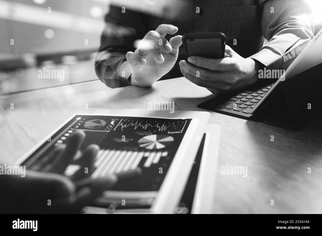 Réunion d'équipe d'affaires présente. Investisseur professionnel travaillant nouveau projet de démarrage. Réunion des responsables financiers.écran d'accueil du clavier de la tablette numérique Banque D'Images