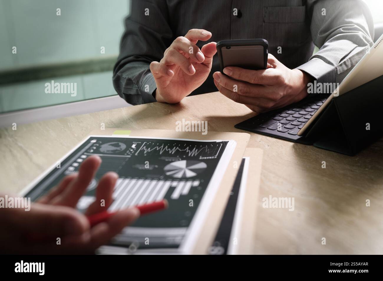Réunion d'équipe d'affaires présente. Investisseur professionnel travaillant nouveau projet de démarrage. Réunion des responsables financiers.écran d'accueil du clavier de la tablette numérique Banque D'Images