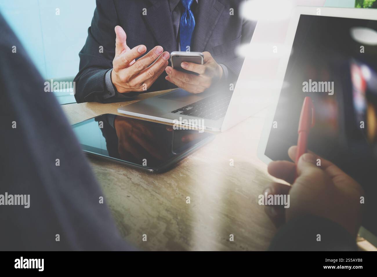 Réunion de l'équipe d'affaires présente. Investisseur professionnel photo travaillant avec un nouveau projet de démarrage. Réunion des directeurs financiers. Ordinateur portable tablette numérique Banque D'Images