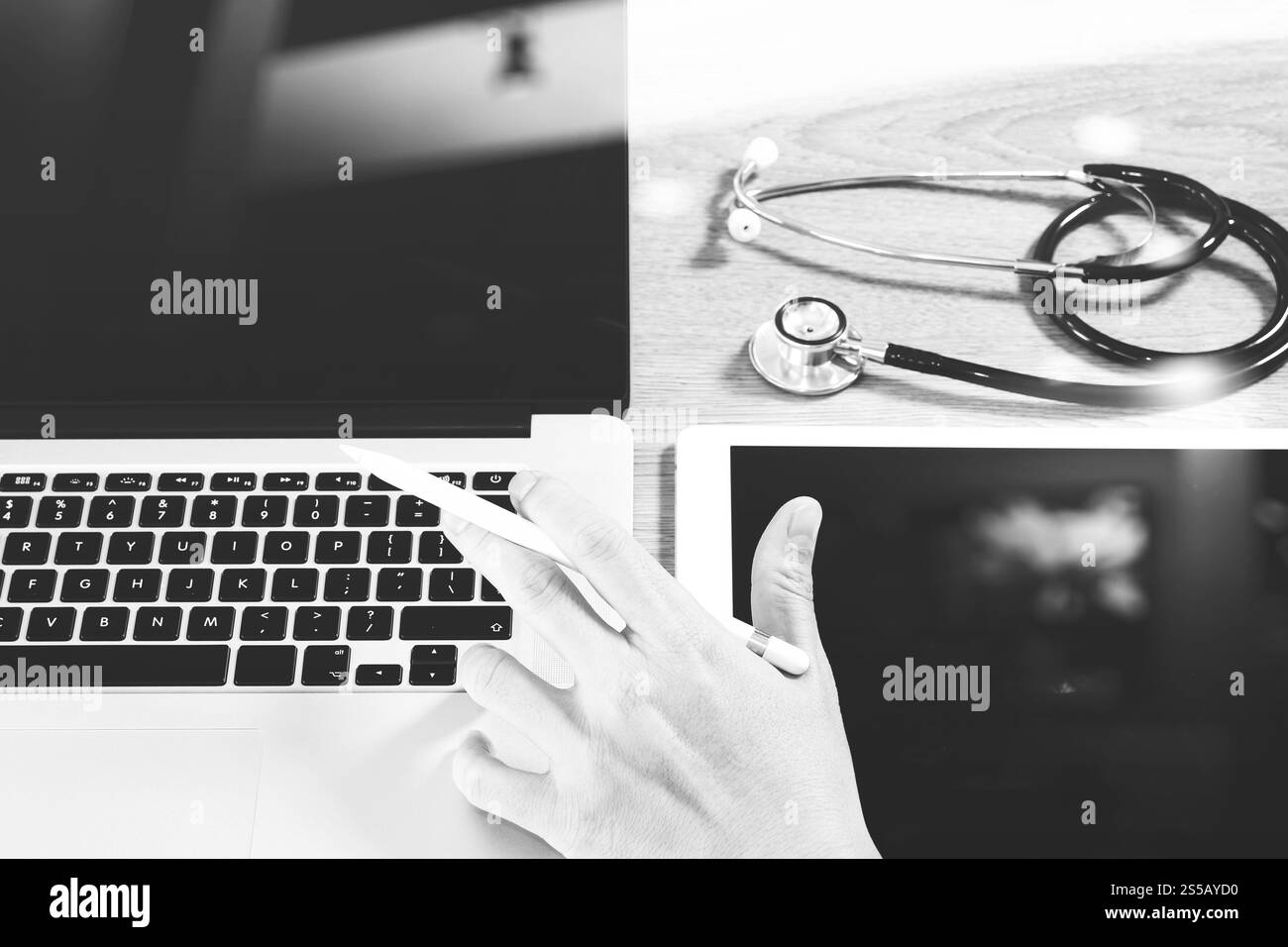 Concept de technologie de réseau médical. Main de médecin travaillant avec stéthoscope et tablette numérique d'ordinateur portable avec interface de carte médicale. Vue de Banque D'Images