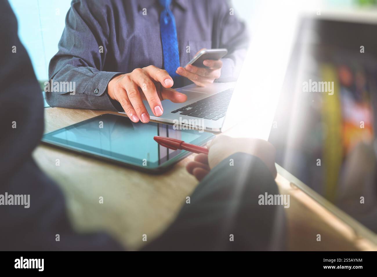Réunion de l'équipe d'affaires présente. Investisseur professionnel photo travaillant avec un nouveau projet de démarrage. Réunion des directeurs financiers. Ordinateur portable tablette numérique Banque D'Images