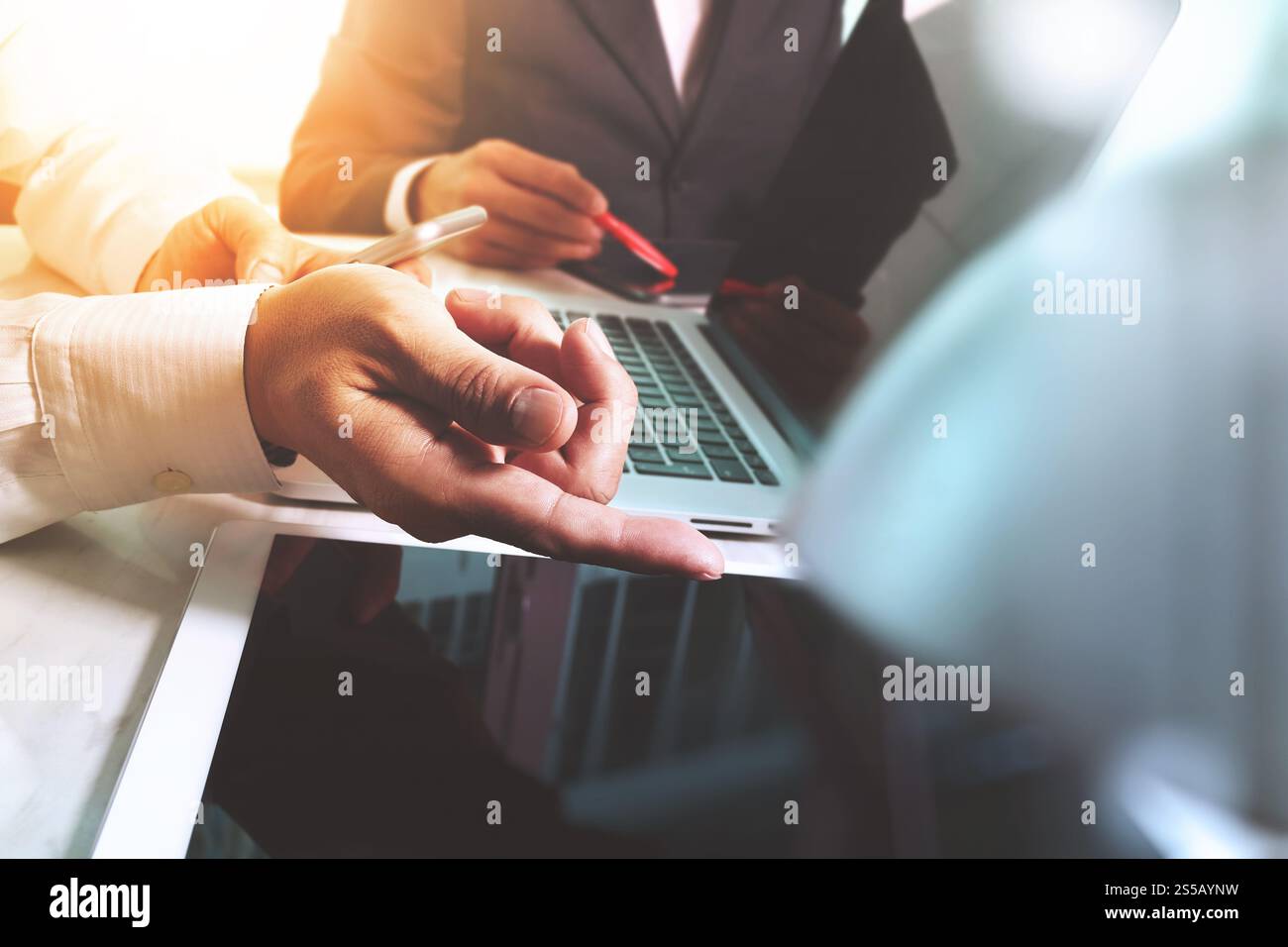 Réunion d'équipe d'affaires présente. Investisseur professionnel travaillant nouveau projet de démarrage. Réunion des responsables financiers.écran d'accueil du clavier de la tablette numérique Banque D'Images