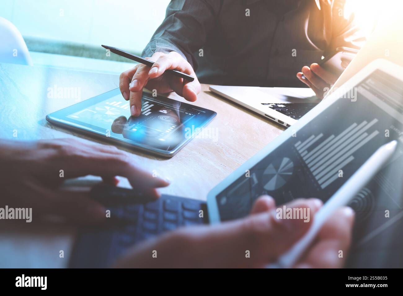 Réunion de l'équipe d'affaires présente. Investisseur professionnel photo travaillant avec un nouveau projet de démarrage. Réunion des directeurs financiers. Ordinateur portable tablette numérique Banque D'Images