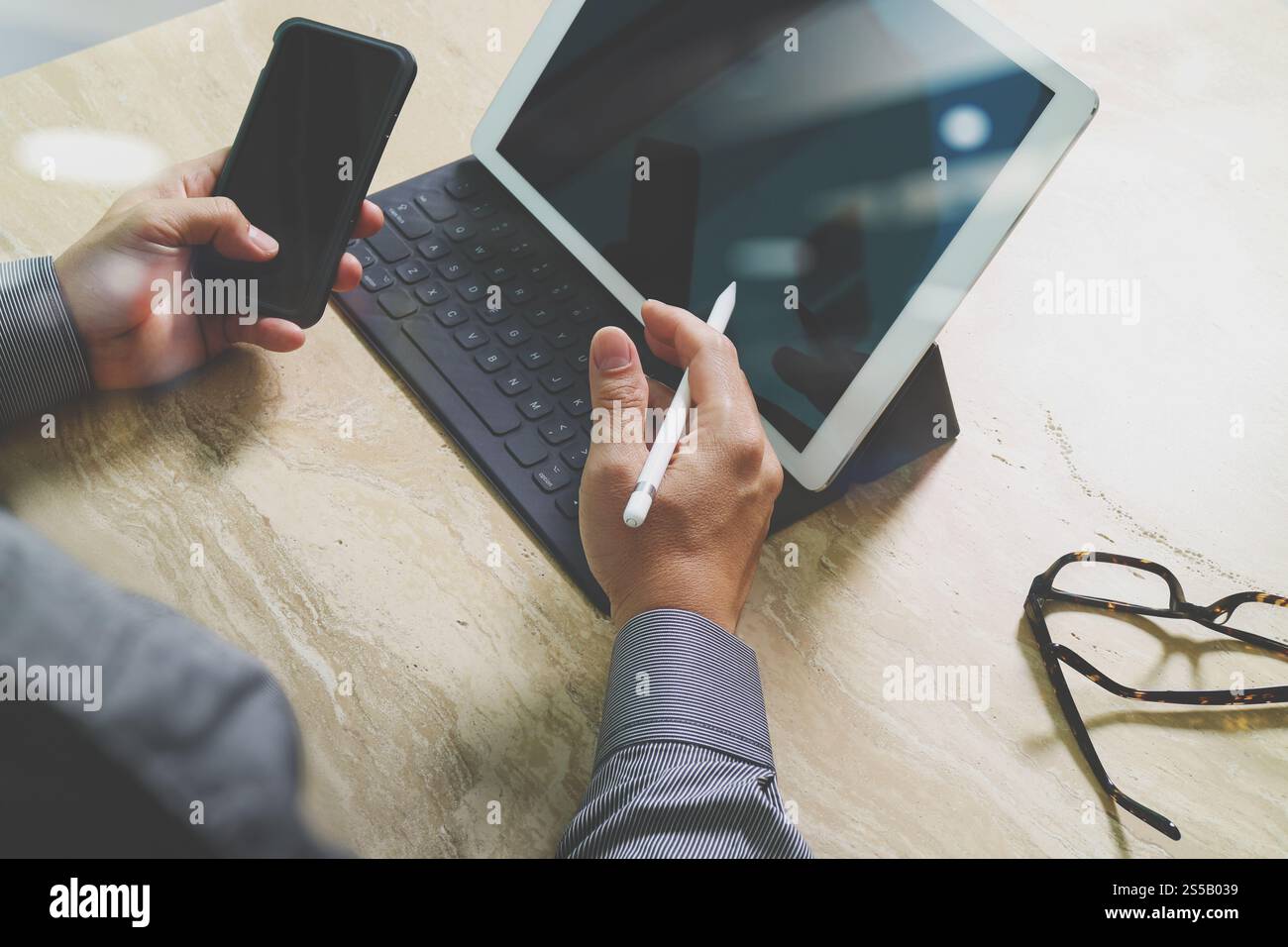 Concept de travail de main d'homme d'affaires. Investisseur professionnel photo travaillant avec un nouveau projet de démarrage. Réunion des directeurs financiers. Écran de la station d'accueil de la tablette numérique Banque D'Images