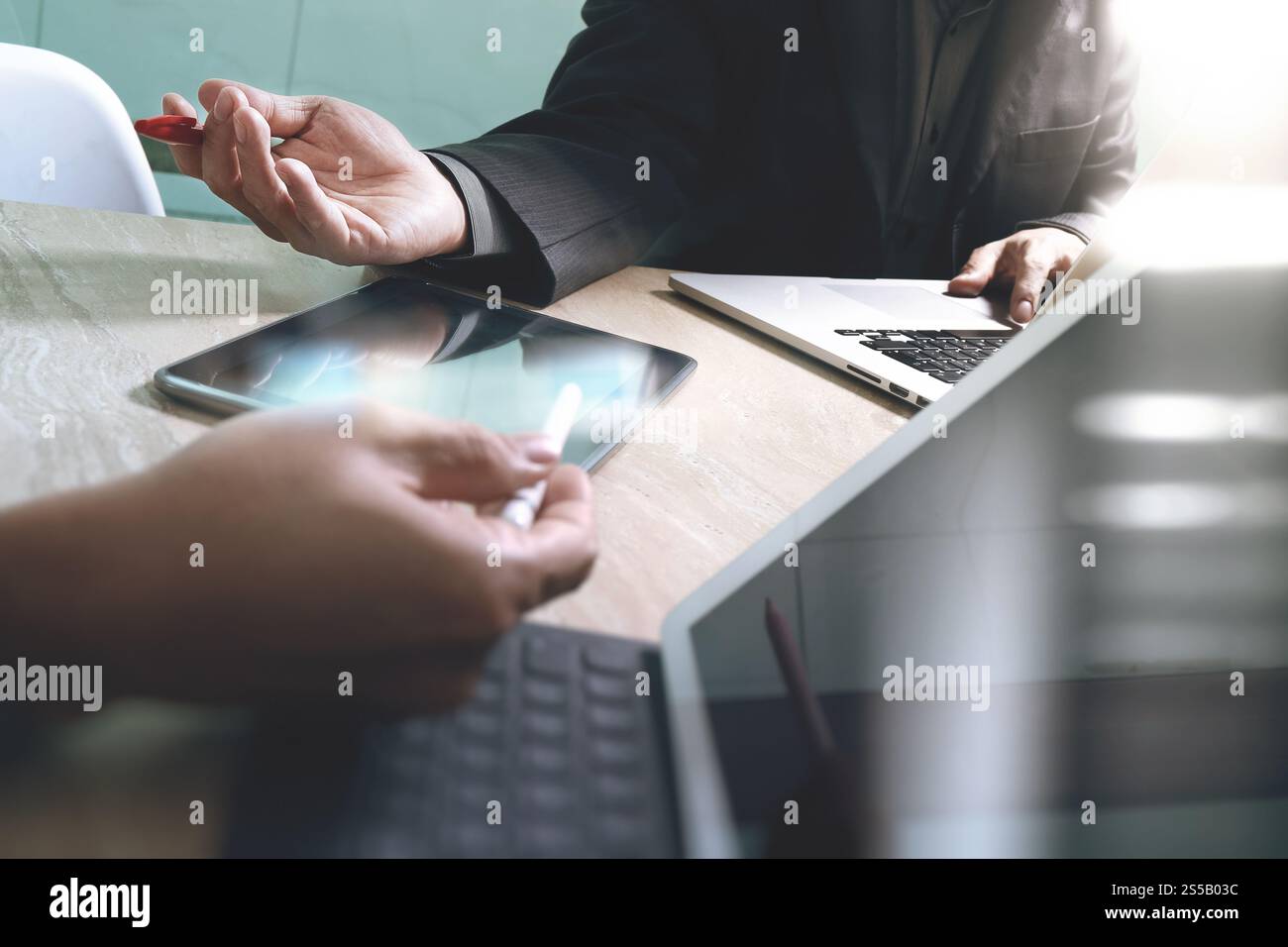Réunion de l'équipe d'affaires présente. Investisseur professionnel photo travaillant avec un nouveau projet de démarrage. Réunion des directeurs financiers. Ordinateur portable tablette numérique Banque D'Images