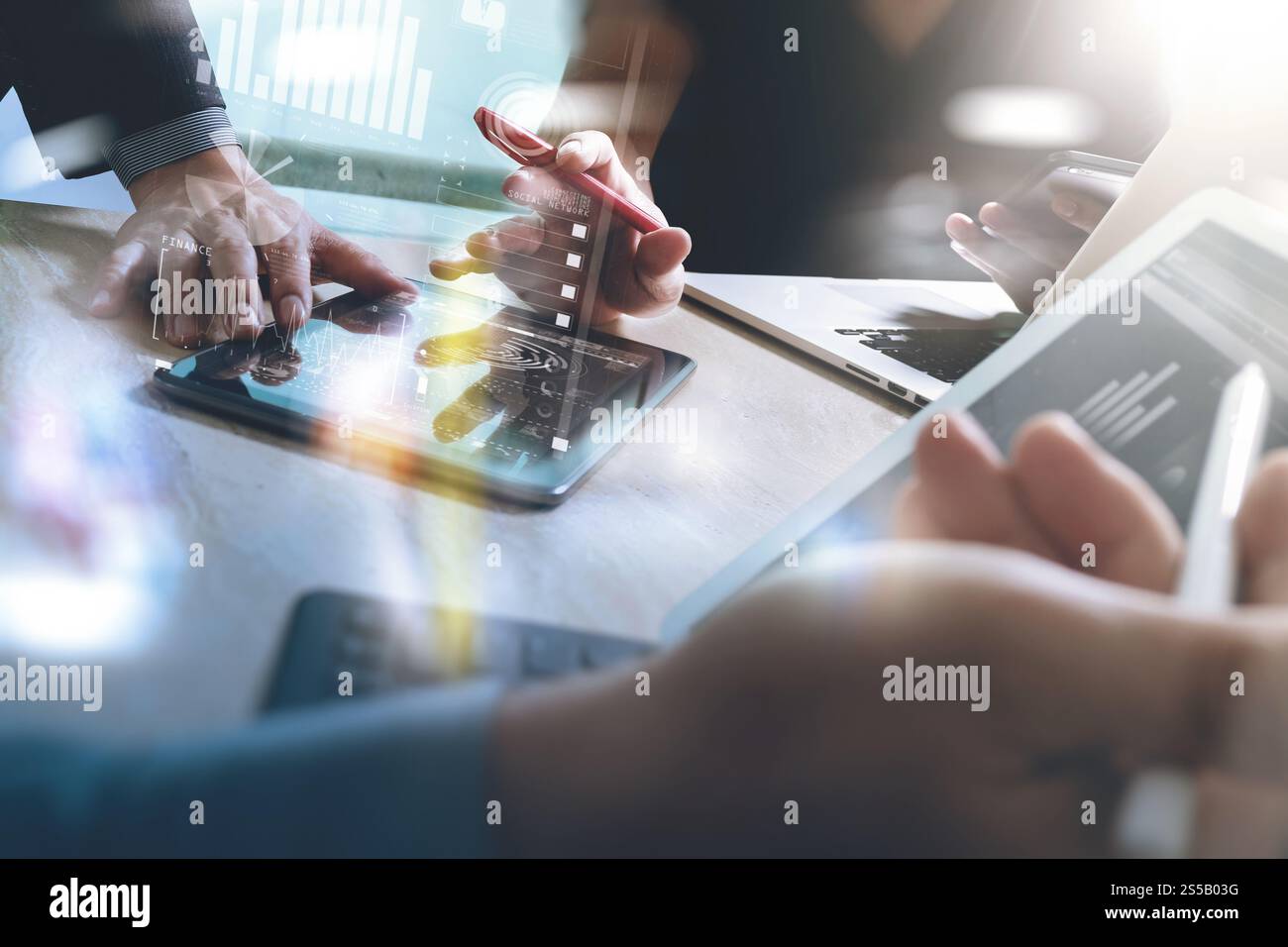 Réunion de l'équipe d'affaires présente. Investisseur professionnel photo travaillant avec un nouveau projet de démarrage. Réunion des directeurs financiers. Ordinateur portable tablette numérique Banque D'Images