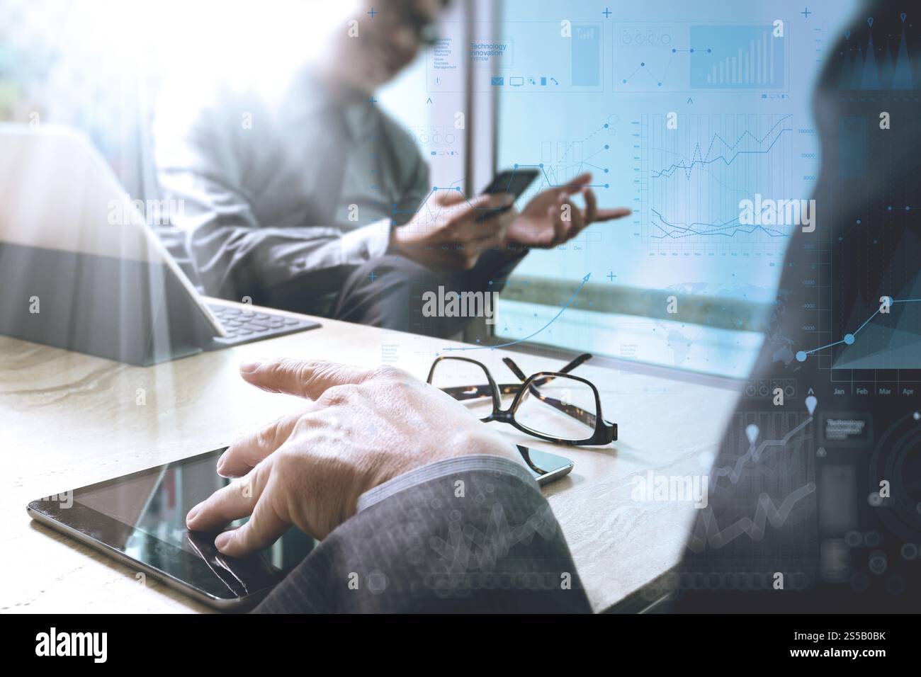 Réunion d'équipe d'affaires présente. Investisseur professionnel travaillant nouveau projet de démarrage. Réunion des responsables financiers.écran d'accueil du clavier de la tablette numérique Banque D'Images
