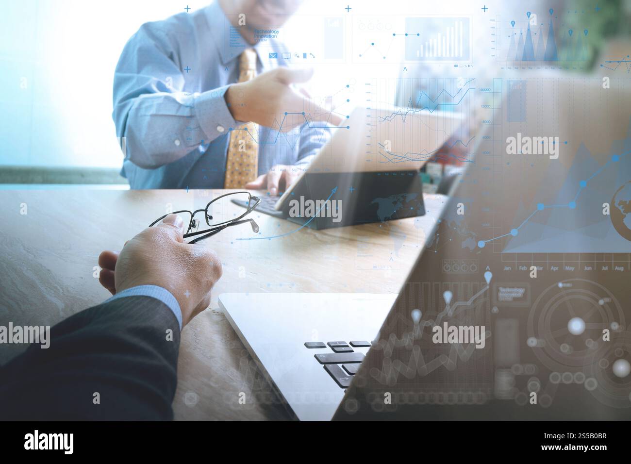 Réunion d'équipe d'affaires présente. Investisseur professionnel travaillant nouveau projet de démarrage. Réunion des responsables financiers.écran d'accueil du clavier de la tablette numérique Banque D'Images