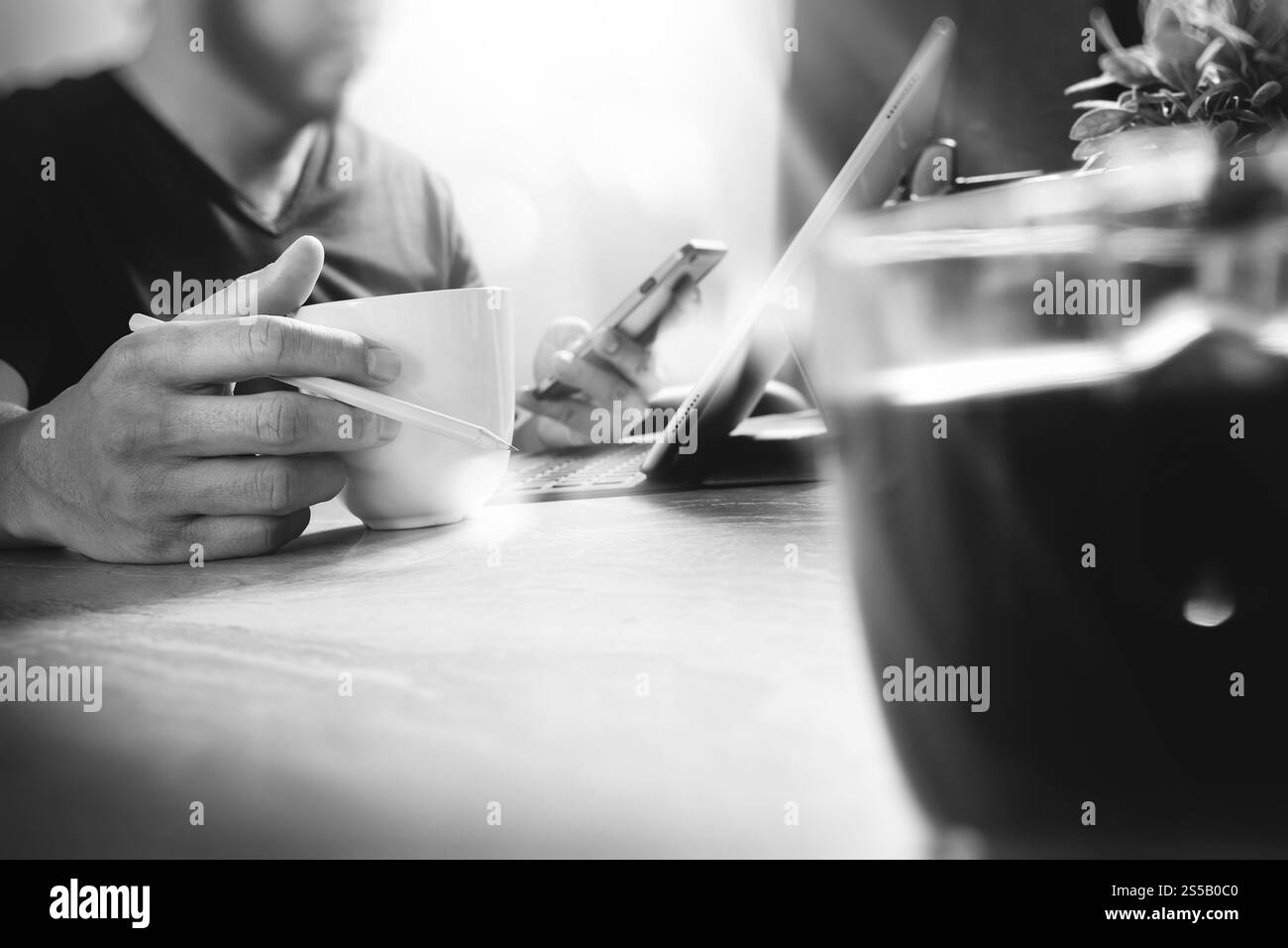 Tasse de café ou thé ,glass Vase de fleurs, d'herbes sèches sur table en bois,filtre,close up,black white Banque D'Images