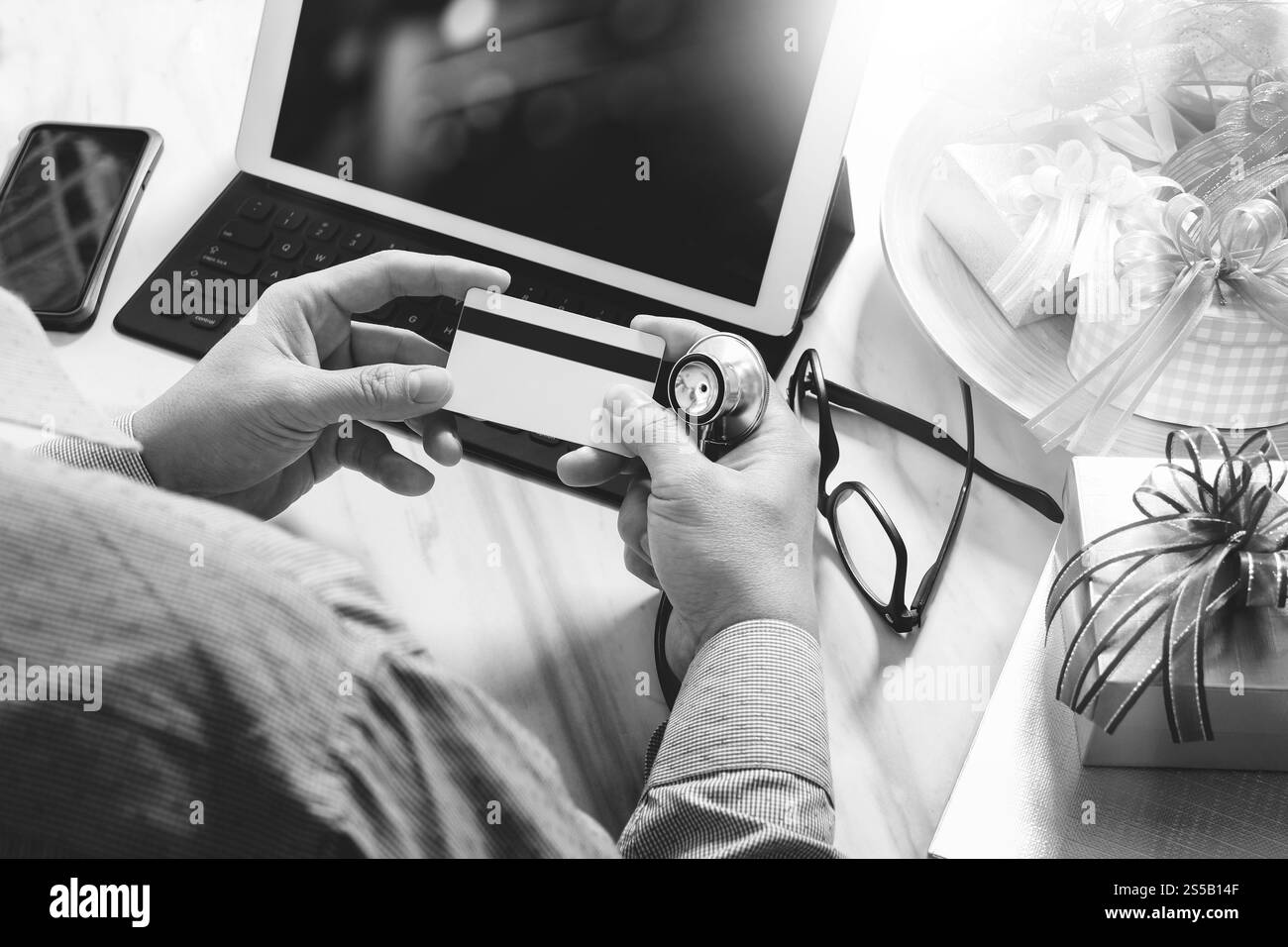 Cadeau, main de médecin avec carte de crédit et main avec cadeau. Livraison de cadeau, surprise, ordinateur tablette amarrant le smartphone clavier intelligent sur Banque D'Images