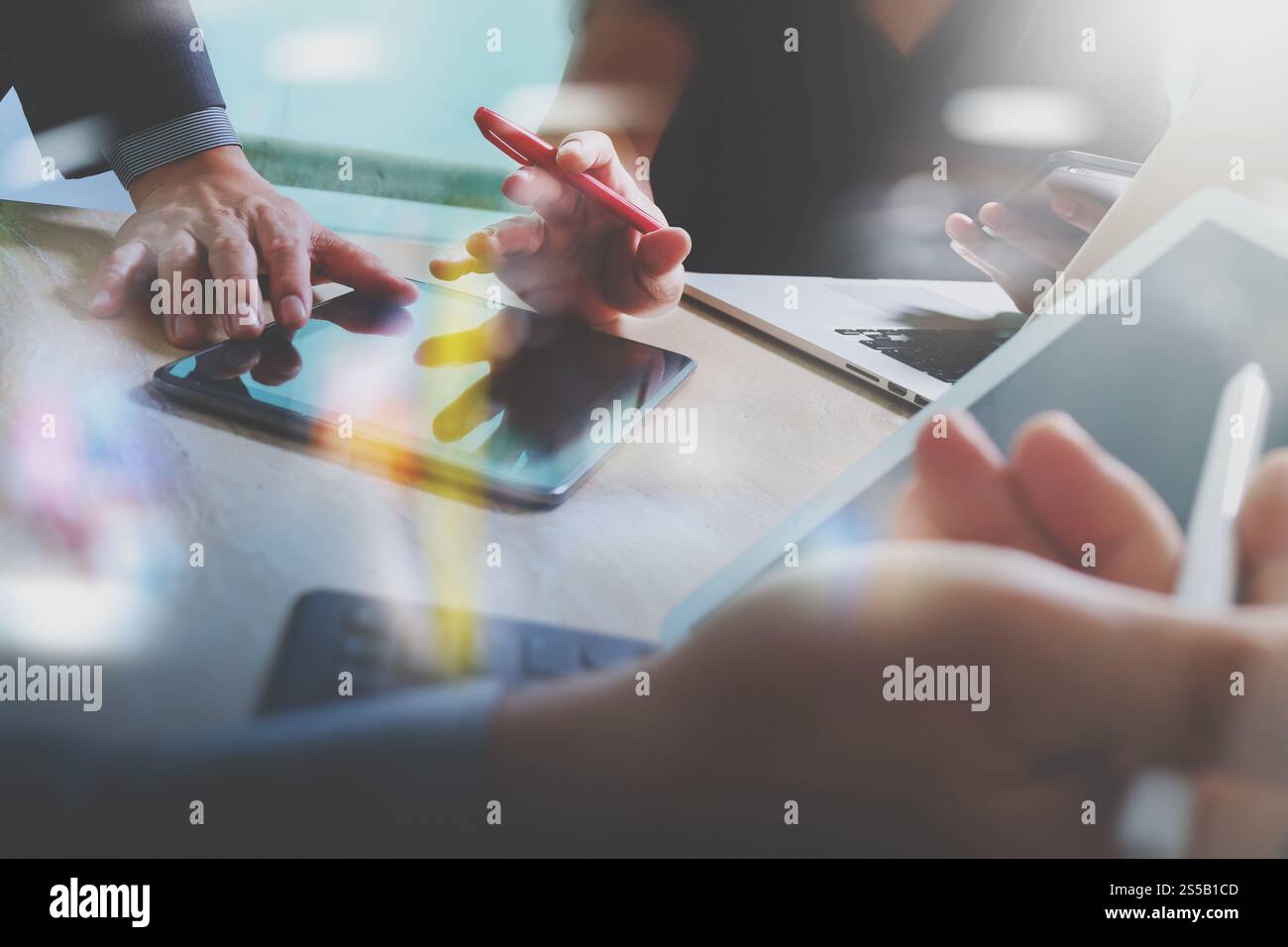 Réunion de l'équipe d'affaires présente. Investisseur professionnel photo travaillant avec un nouveau projet de démarrage. Réunion des directeurs financiers. Ordinateur portable tablette numérique Banque D'Images