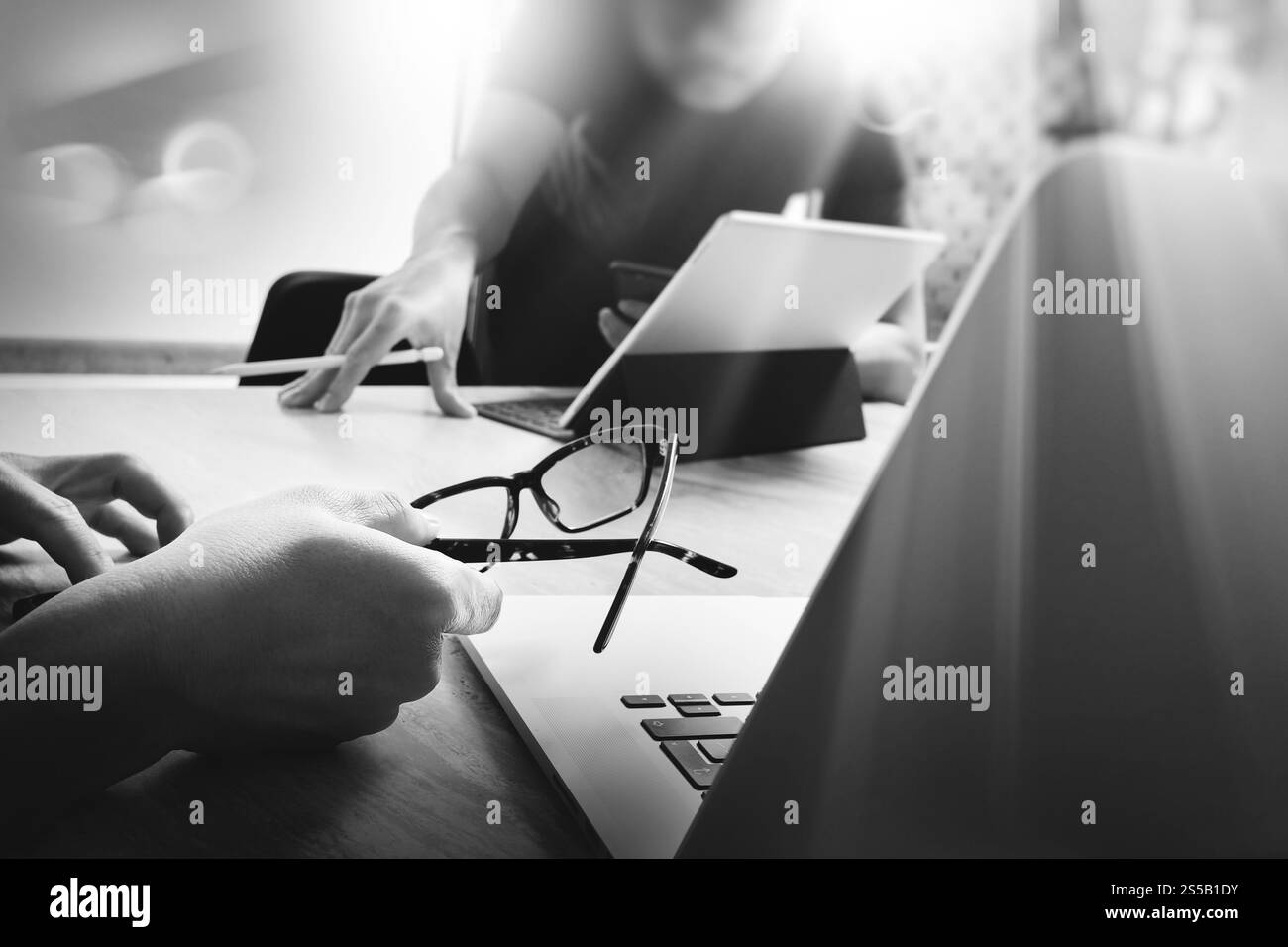 Réunion d'équipe d'affaires présente. Investisseur professionnel travaillant nouveau projet de démarrage. Réunion des responsables financiers.écran d'accueil du clavier de la tablette numérique Banque D'Images